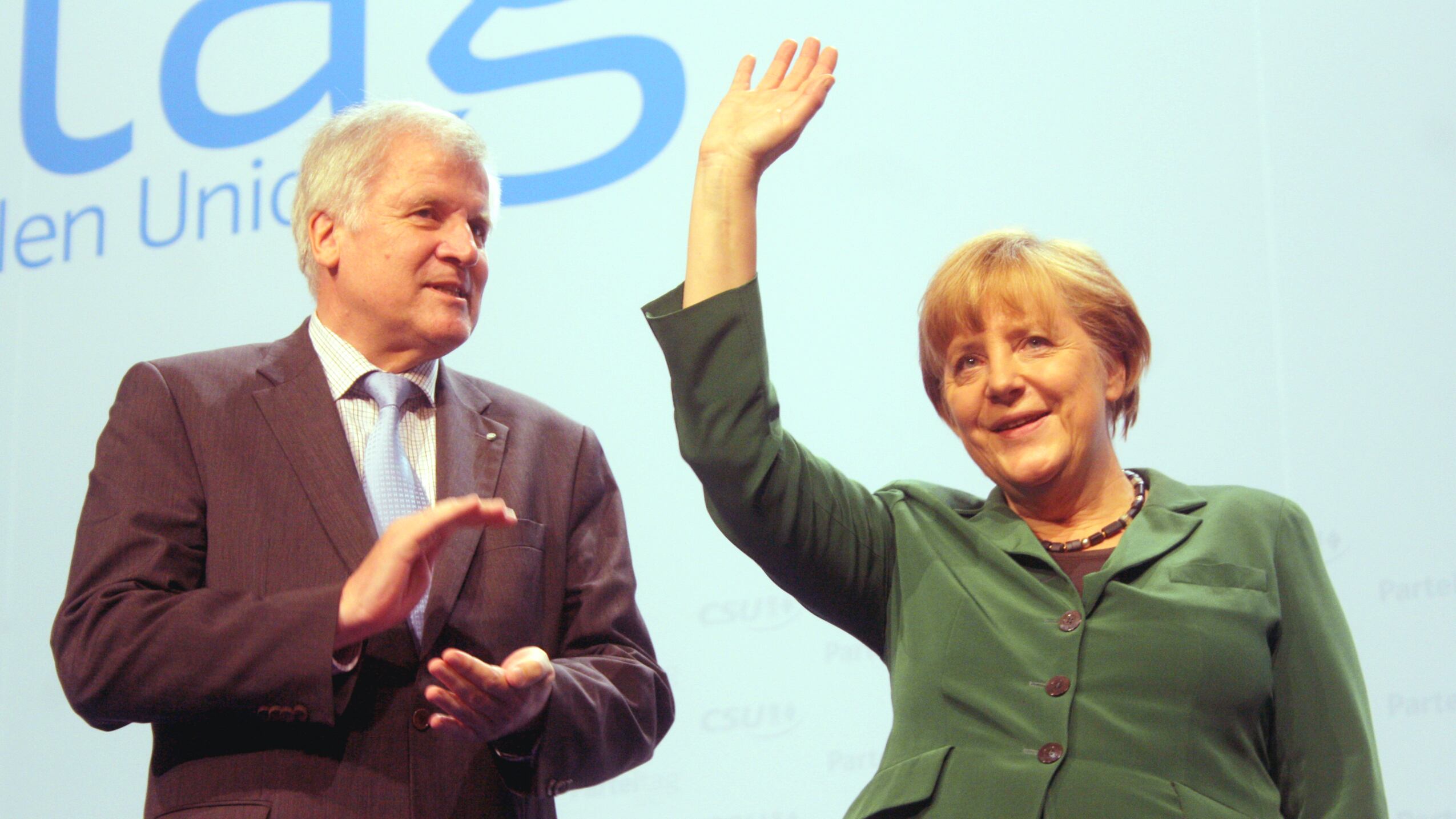 Germania, Sehoofer non lascia: trovato l'accordo con la Merkel