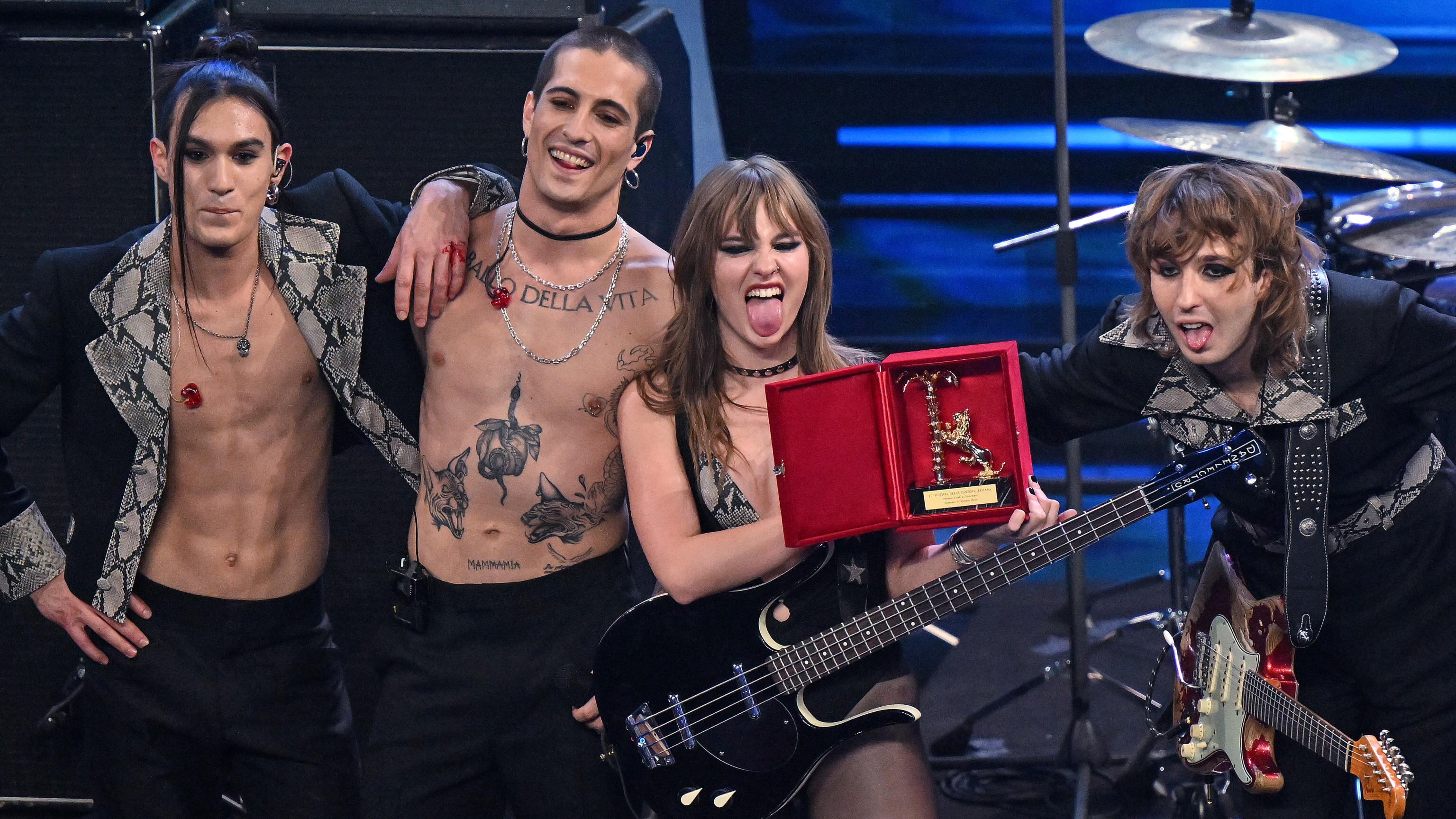 Rock, pochi vestiti, tanti applausi: i Maneskin si riprendono l'Ariston