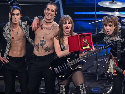 Rock, pochi vestiti, tanti applausi: i Maneskin si riprendono l'Ariston