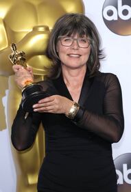 Oscar, i vincitori stringono le statuette 2