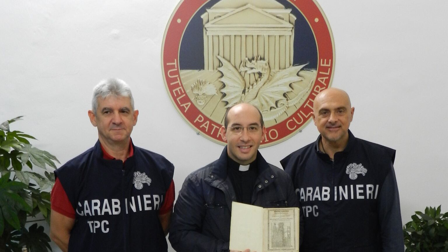 Era in vendita su una bancarella, carabinieri ritrovano manoscritto del 1580