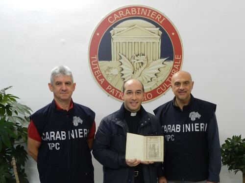 Era in vendita su una bancarella, carabinieri ritrovano manoscritto del 1580