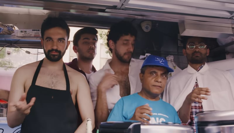 Un fotogramma di un video musicale di Mamdani quando usava il nome d'arte di Mr. Cardamom