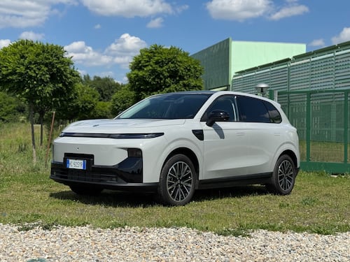 Leapmotor B10 REEV: costa poco, si ricarica alla spina ma non dimentica il distributore