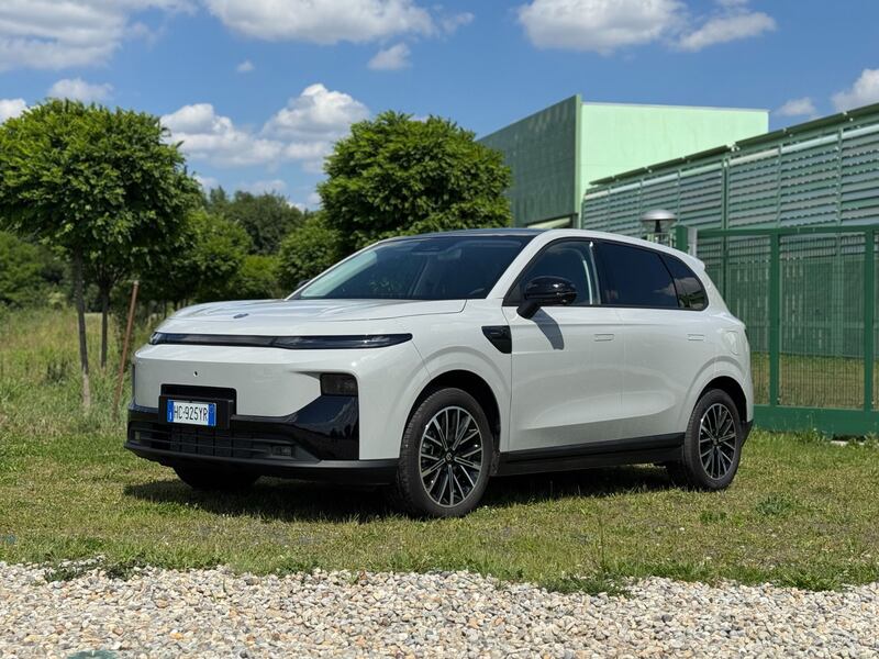 Leapmotor B10 REEV: costa poco, si ricarica alla spina ma non dimentica il distributore