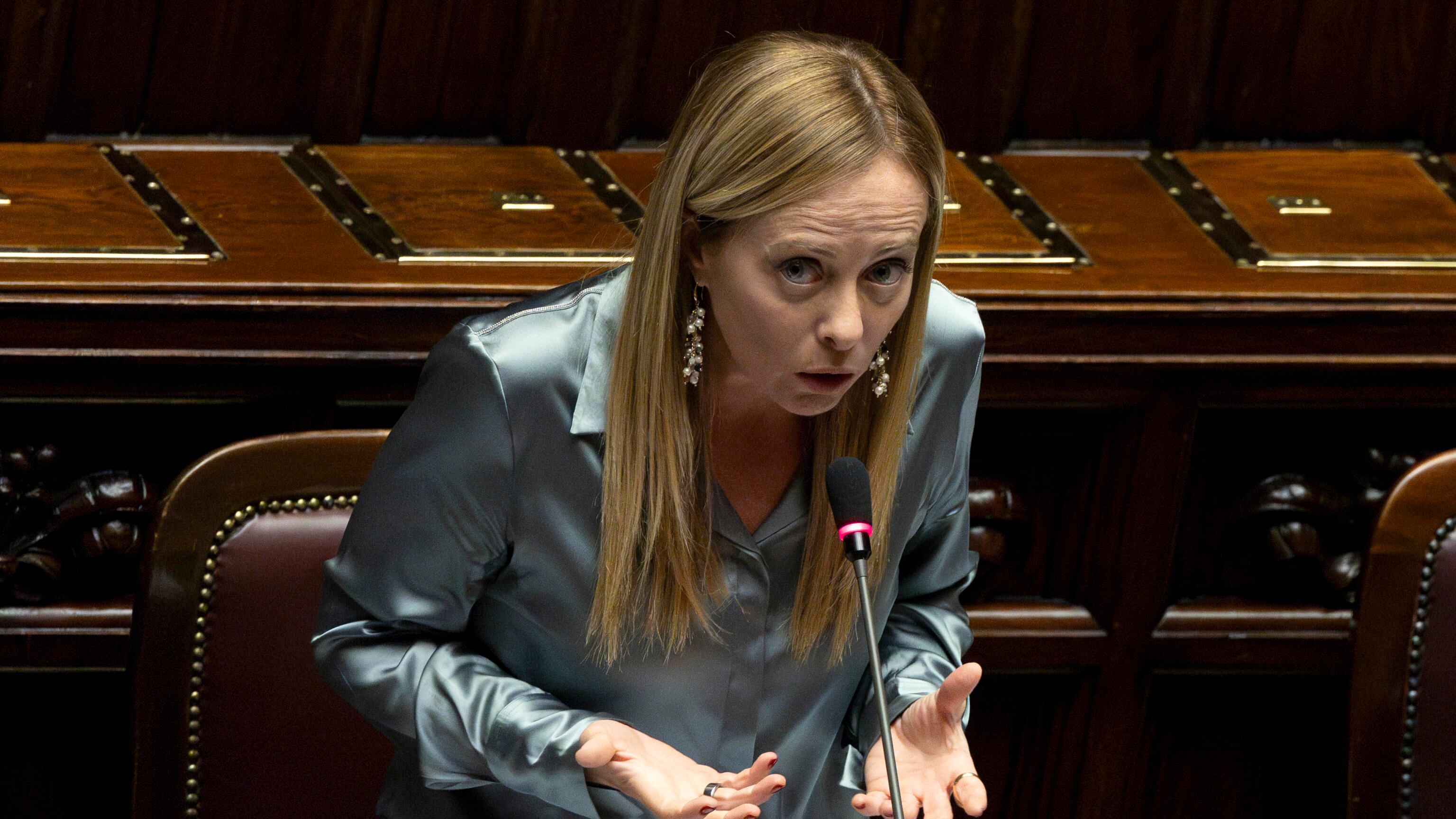 Finta telefonata alla Meloni Ma soltanto l'opposizione prende lo scherzo sul serio