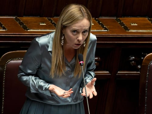Finta telefonata alla Meloni Ma soltanto l'opposizione prende lo scherzo sul serio