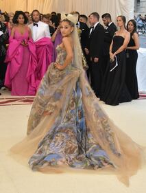 Ariana Grande dimentica troppo spesso i pantaloni 5