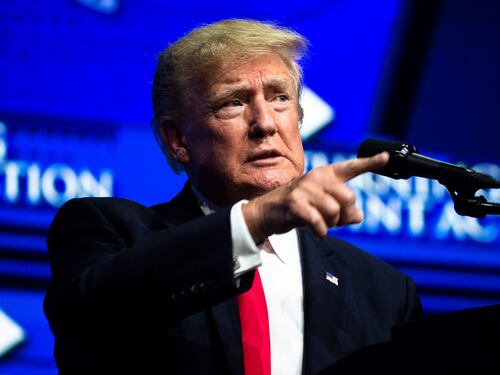 Donald Trump torna sul ring: commenterà in tv uno scontro di boxe