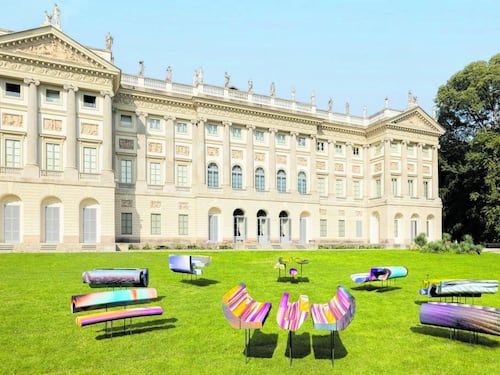 Come bambini alla mostra nel parco con opere cangianti e luce naturale