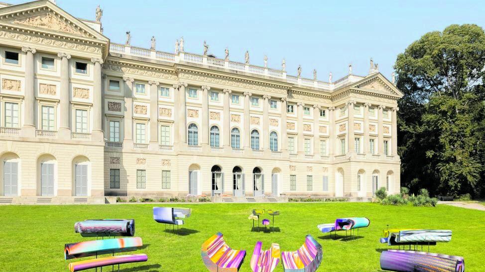 Come bambini alla mostra nel parco con opere cangianti e luce naturale