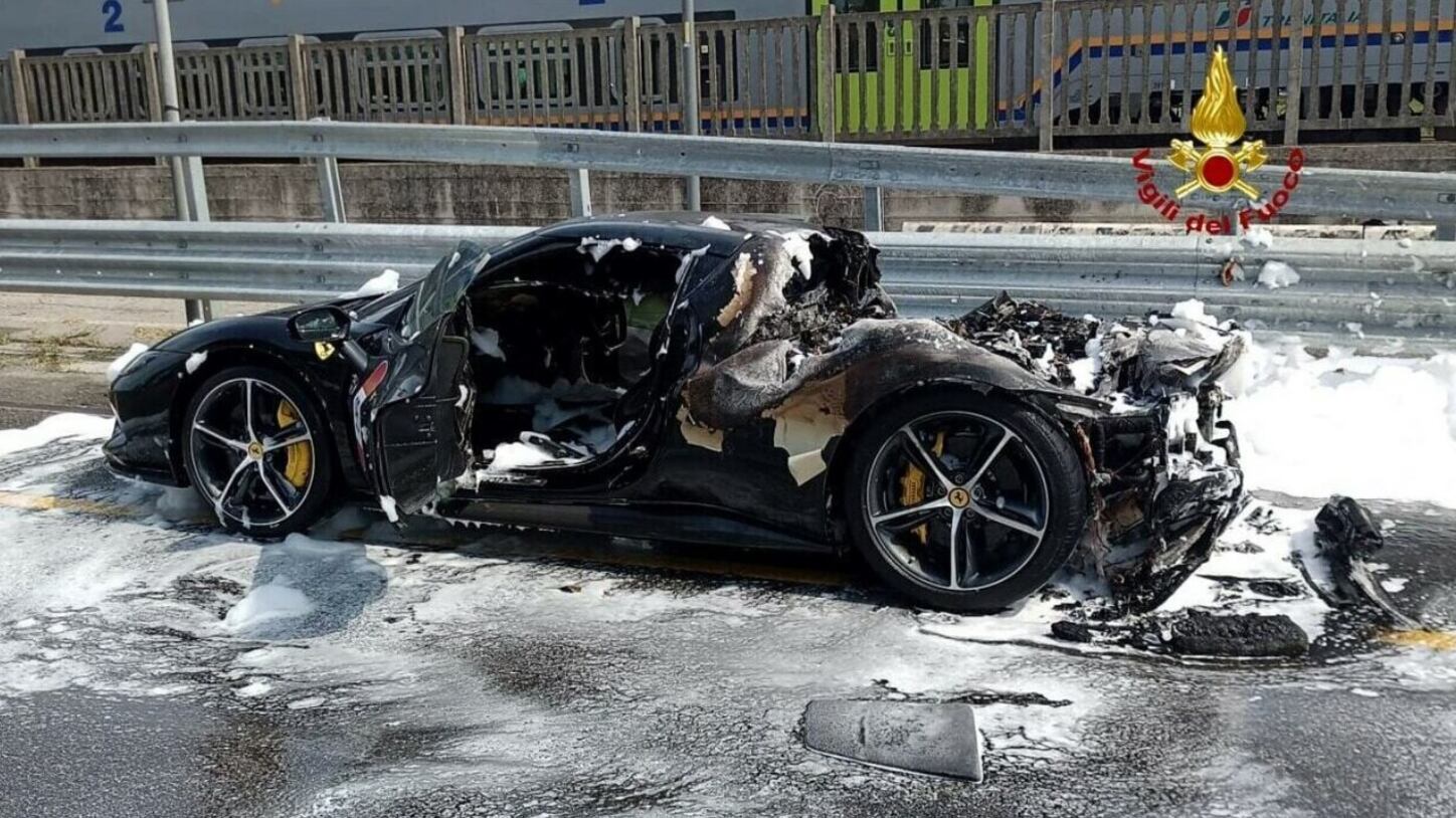 Paura in tangenziale: un incendio improvviso distrugge la Ferrari da 320mila euro