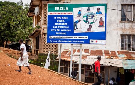 Manifesti a Freetown (Liberia) invitano a non sottostimare i sintomi dell'Ebola