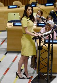 Amal Clooney con il "pancino" all'evento contro l'Isis 33