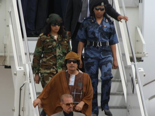 La mossa di Macron in Libia: restituirà a Tripoli il jet appartenuto a Gheddafi