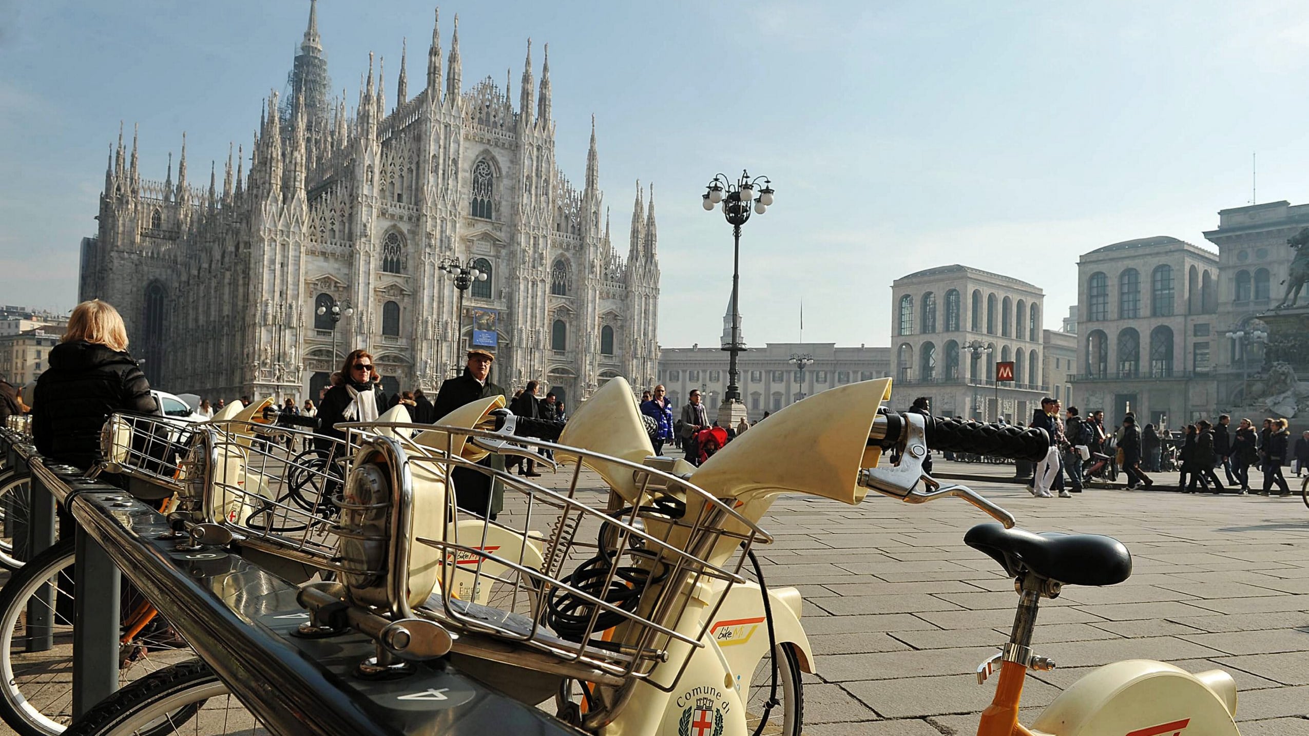 Milano, tutti in bici ma è al top per lo smog