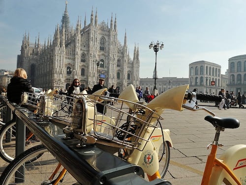 Milano, tutti in bici ma è al top per lo smog