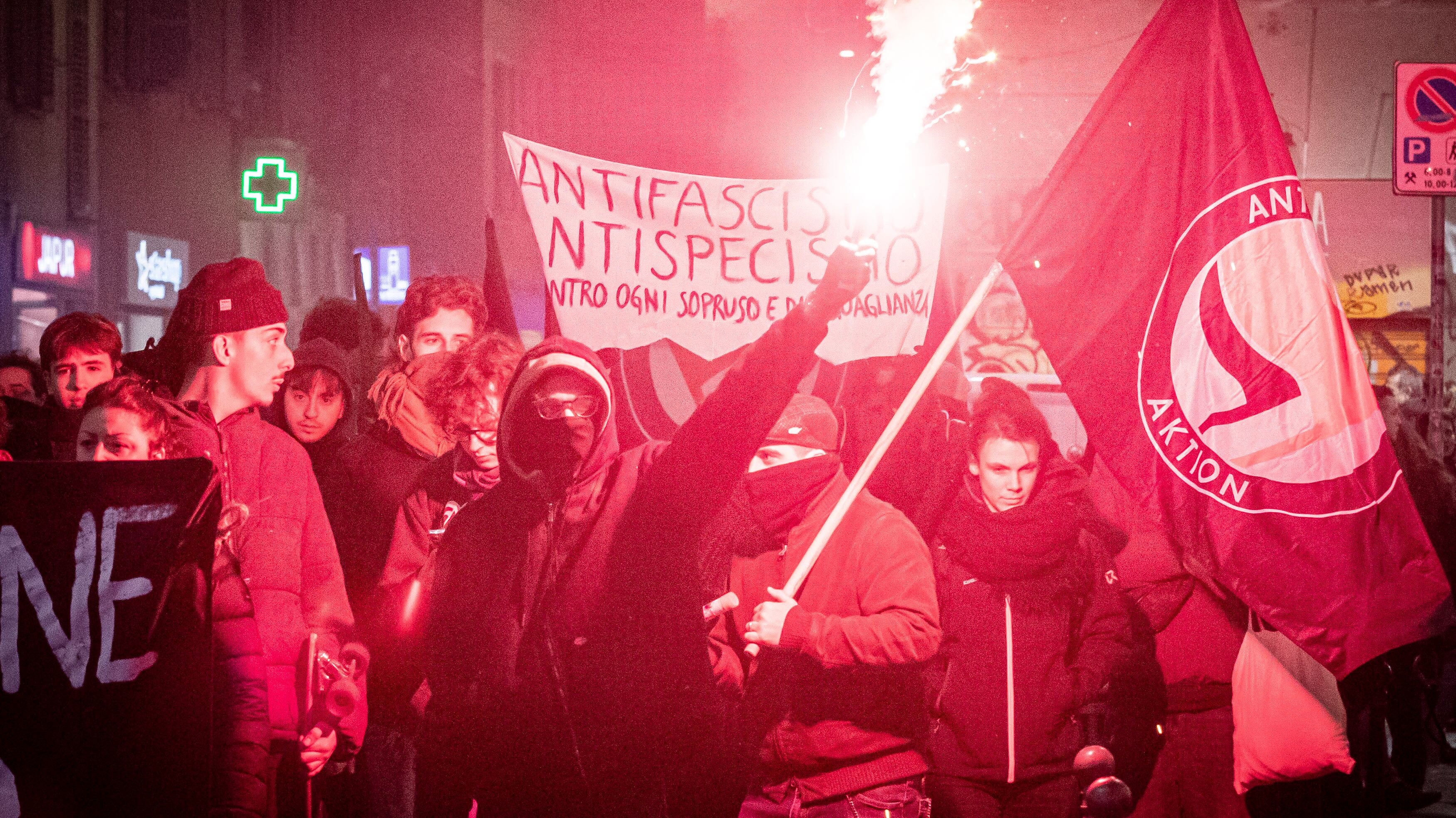 Quei cori dei bravi ragazzi «pacifisti» come gli slogan degli anni di piombo