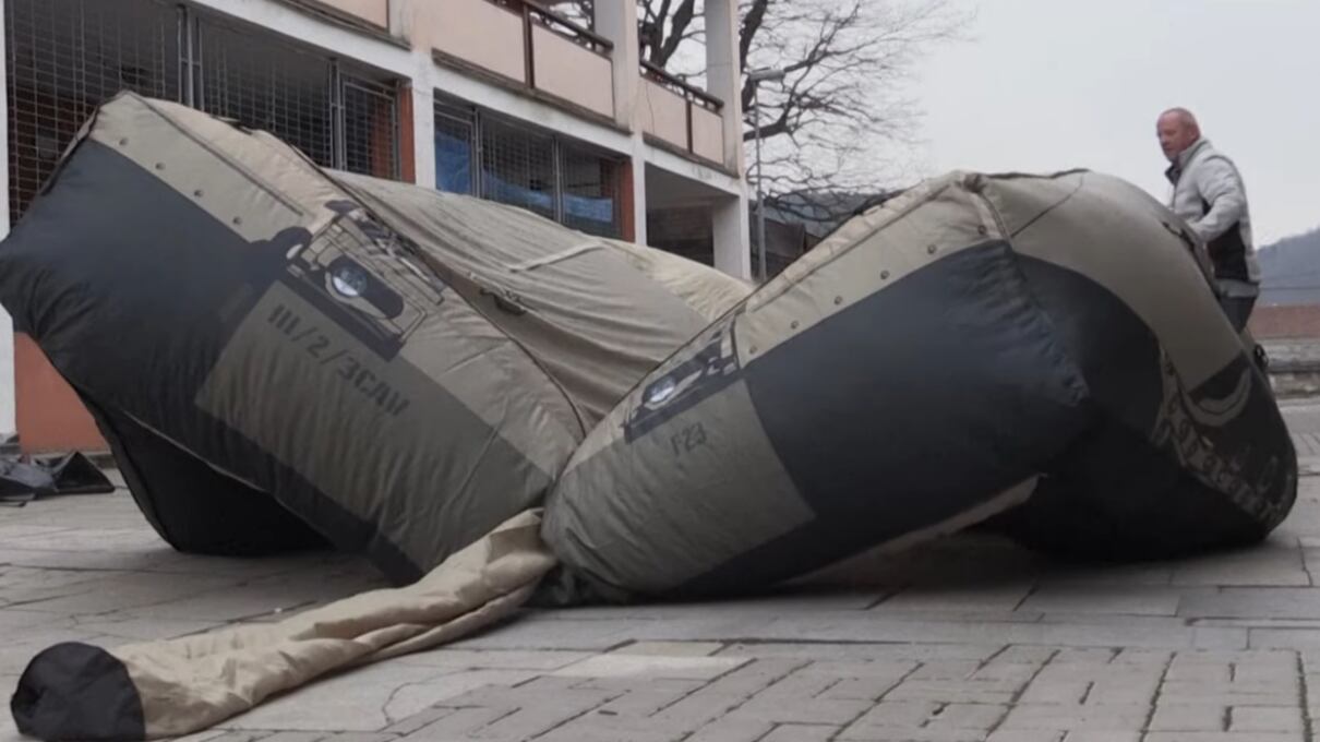 Tank e missili gonfiabili per ingannare i russi: l'ultima strategia di Kiev