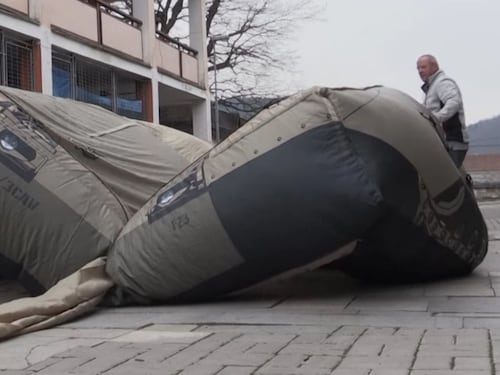 Tank e missili gonfiabili per ingannare i russi: l'ultima strategia di Kiev