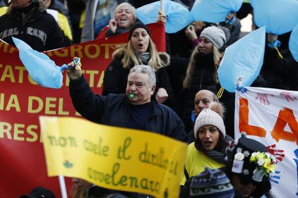 In piazza contro la discarica a Valle Galeria: protesta in Campidoglio 1