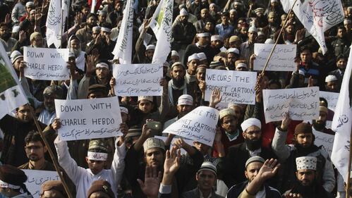 Scontri in Pakistan con manifestanti anti-Charlie Hebdo. Ferito fotografo