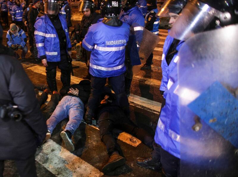 Romeni in piazza contro la corruzione 15