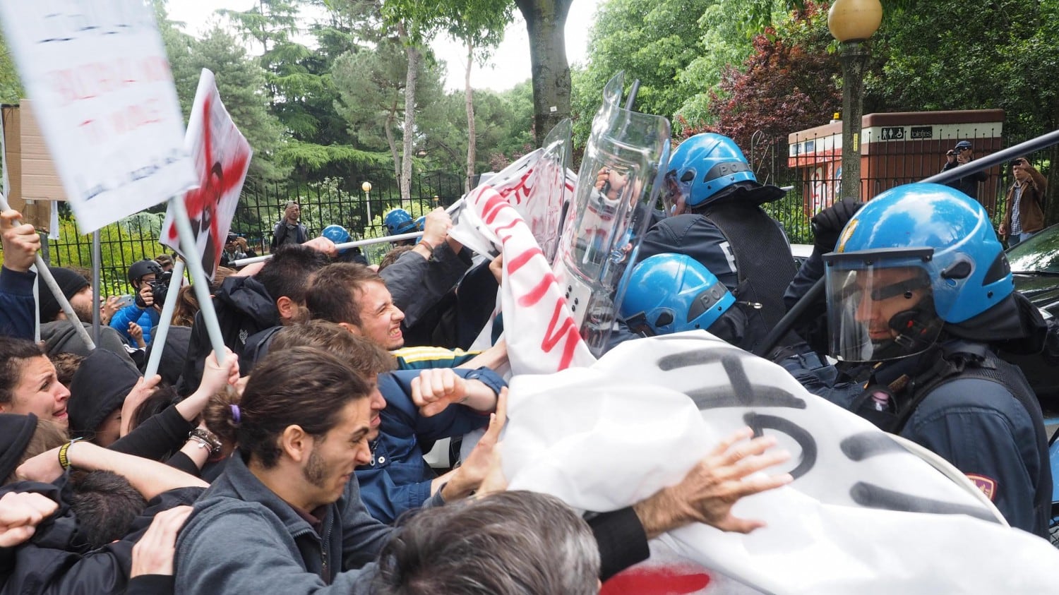 No global contro Salvini: "Noi qui non ti vogliamo"