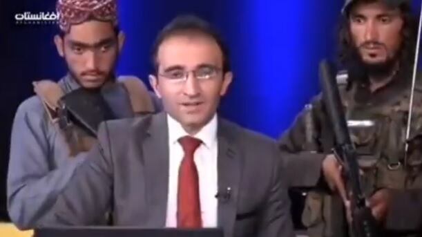 Talebani coi fucili carichi contro il giornalista: choc in diretta