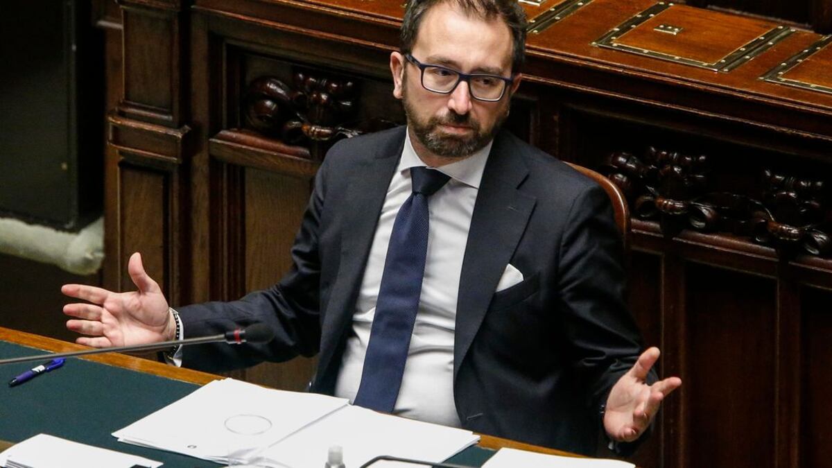 Bonafede "libera" 5mila detenuti. E lascia gli agenti senza mascherine