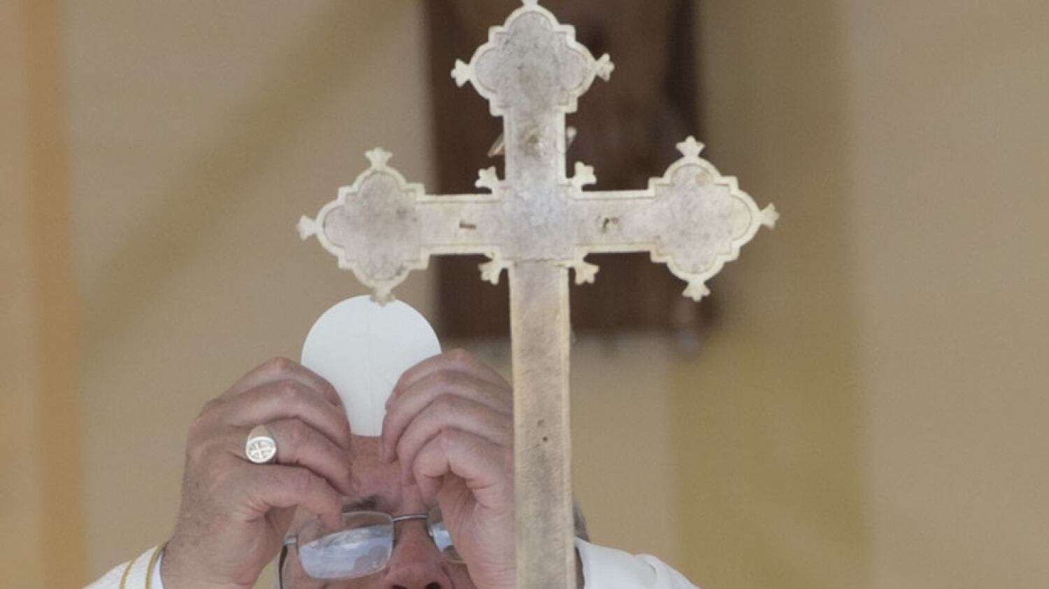 Il Papa: "La pedofilia? Una lebbra nella Chiesa"