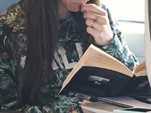 Elisa diventa un caso per questa foto in treno