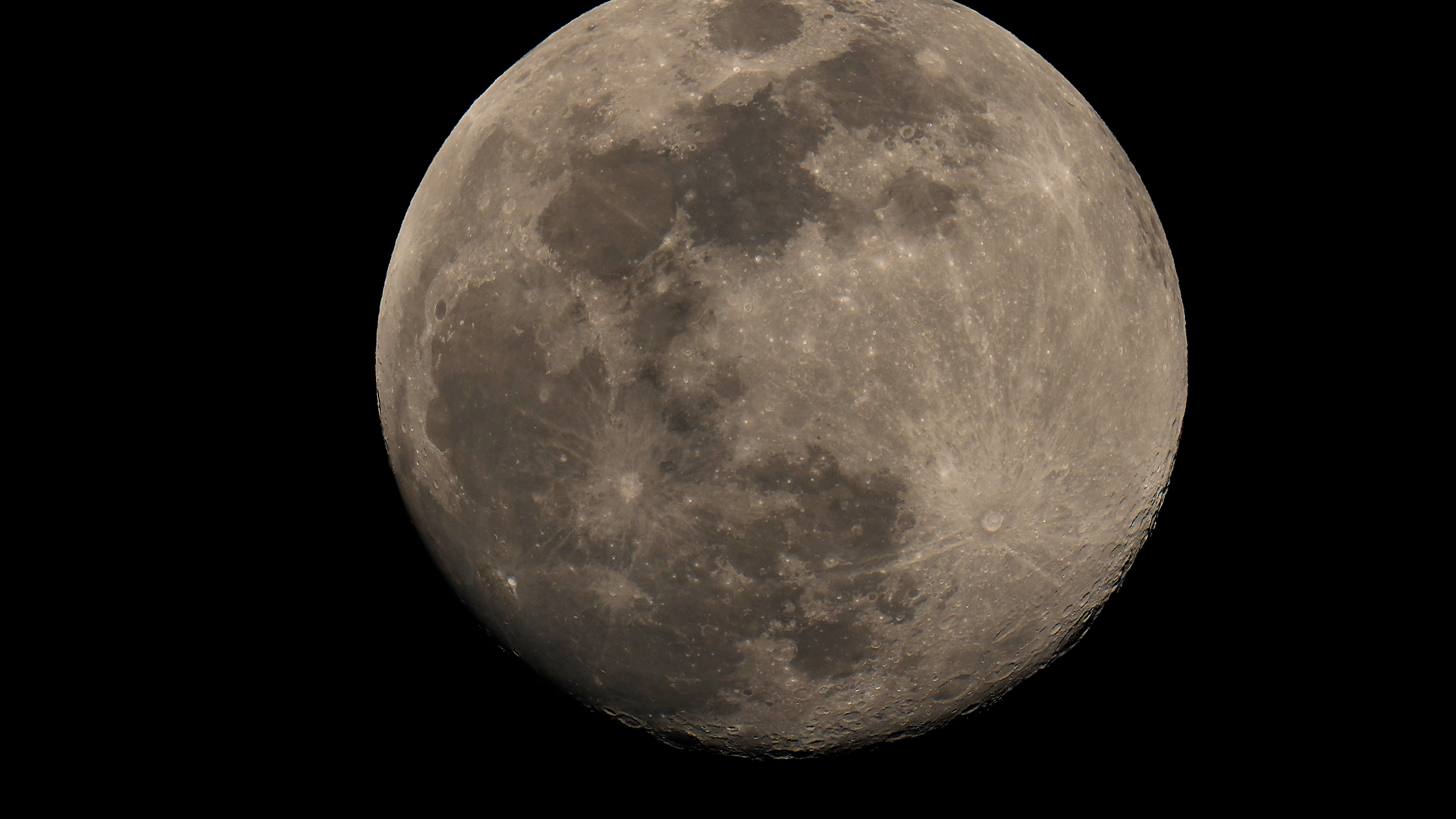 Dimostrata per la prima volta l'esistenza di un tunnel sulla luna. Lo studio dall'Università di Trento