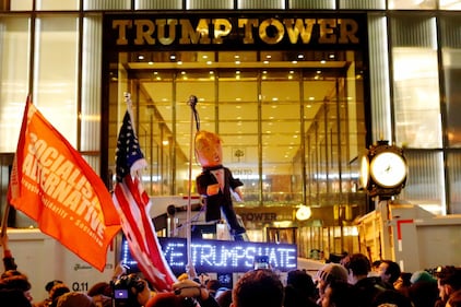 In migliaia in piazza contro Trump 15