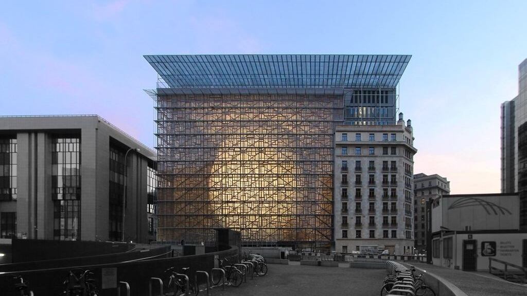 Il caso del nuovo palazzo Ue costruito da "immigrati clandestini"