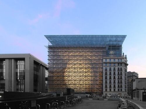 Il caso del nuovo palazzo Ue costruito da "immigrati clandestini"