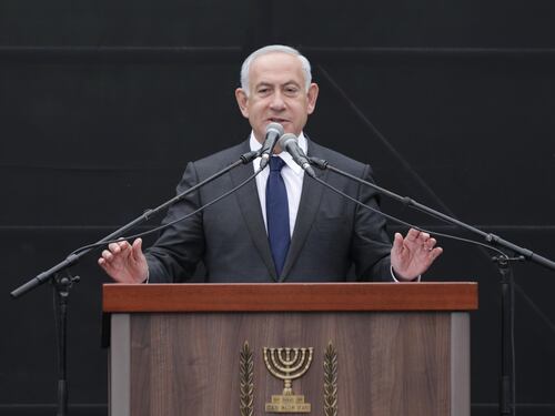 Riforma della giustizia, Netanyahu nel mirino. Resiste all'attacco della sinistra ma molla Deri