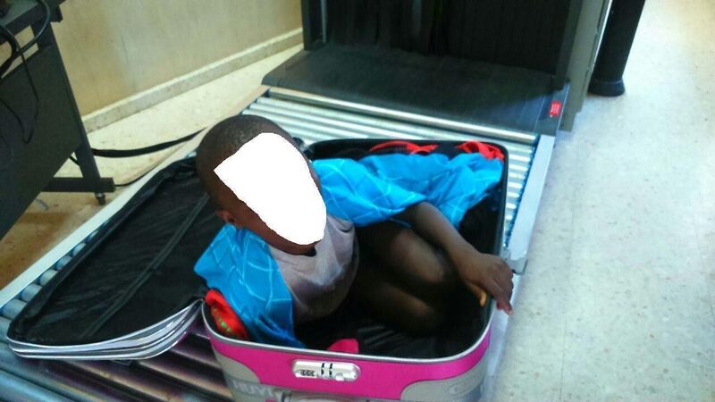 Il bambino nascosto nel trolley