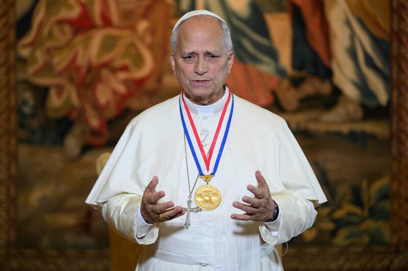 Il papa in preghiera al cimitero dei migranti a Lampedusa - Foto 8