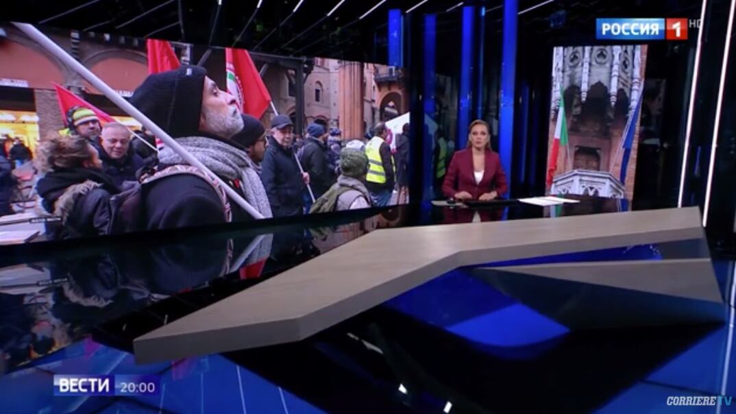 "Qui non c'è libertà". A Bologna sfila la tv russa per sostenere il centro sociale sgomberato