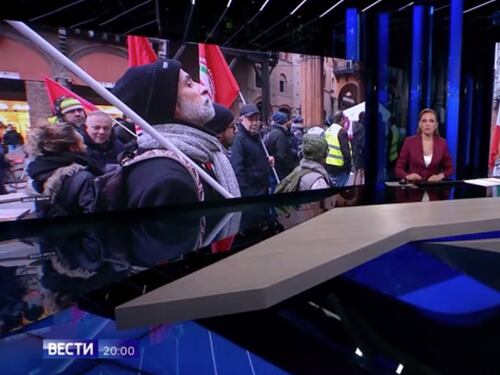 "Qui non c'è libertà". A Bologna sfila la tv russa per sostenere il centro sociale sgomberato