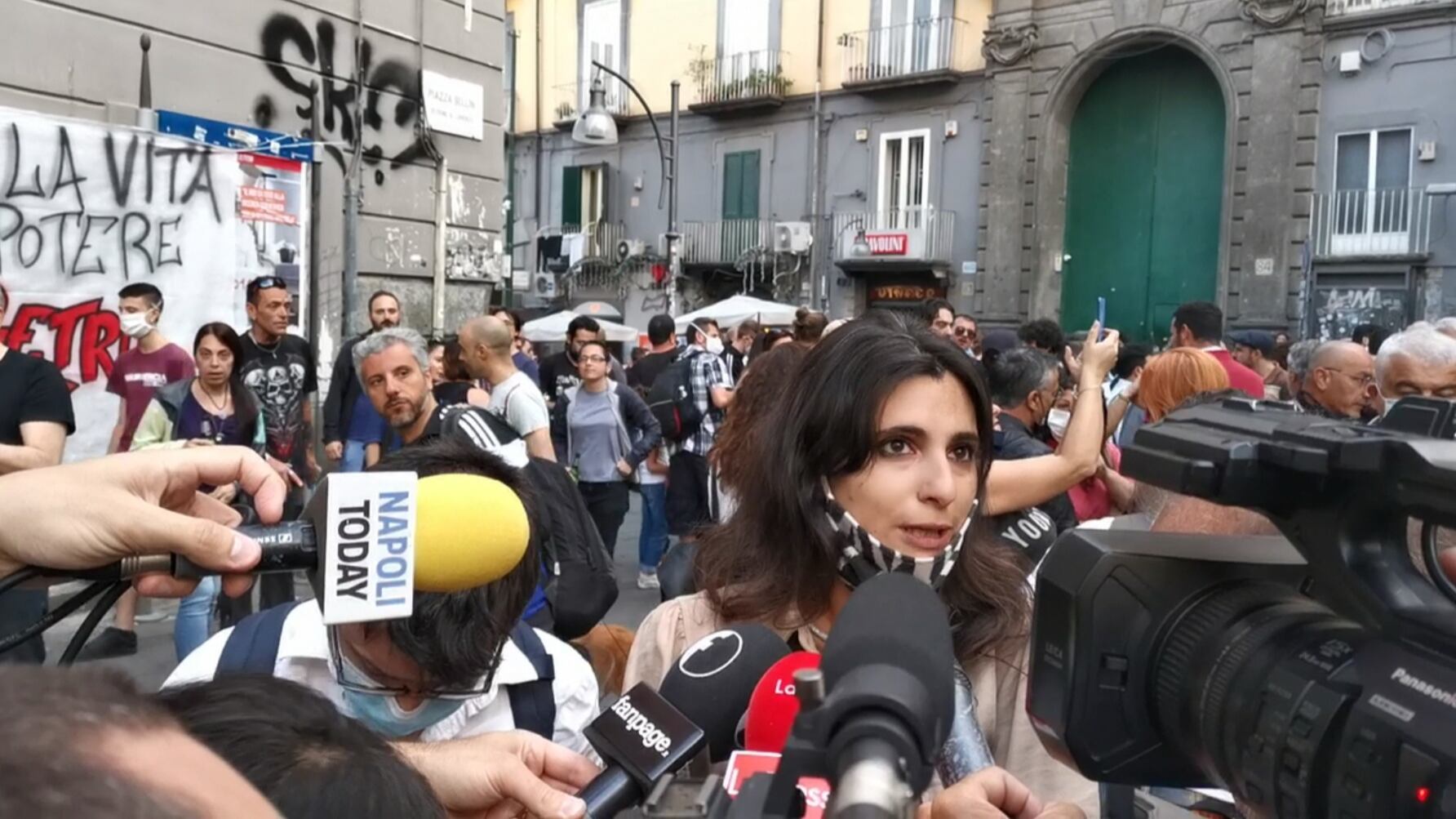Assessore al corteo contro la polizia e De Magistris resta in silenzio