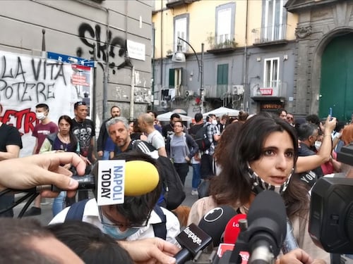 Assessore al corteo contro la polizia e De Magistris resta in silenzio