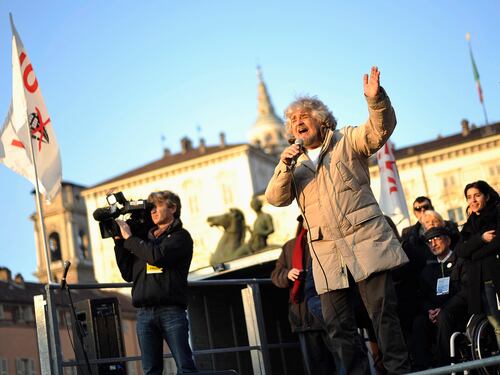 Grillo scappa dalle telecamere. E Sky accusa: "Si tira indietro"