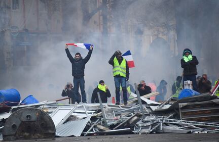 La protesta dei gilet gialli a Parigi: guerriglia sugli Champs-Élysées 8