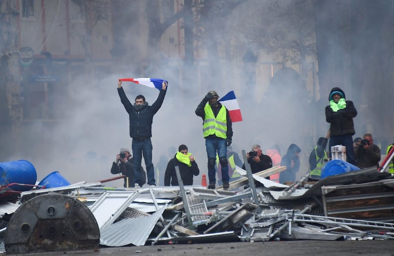La protesta dei gilet gialli a Parigi: guerriglia sugli Champs-Élysées 8