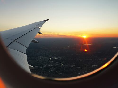 Pugno duro nei cieli contro chi disturba in volo: daspo e multe fino a 20.000 euro