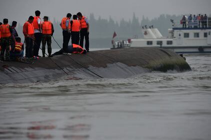 Cina, cola a picco un traghetto fluviale 3