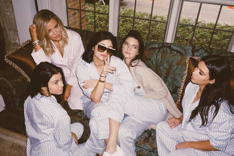 Khloé Kardashian a Los Angeles senza reggiseno 7