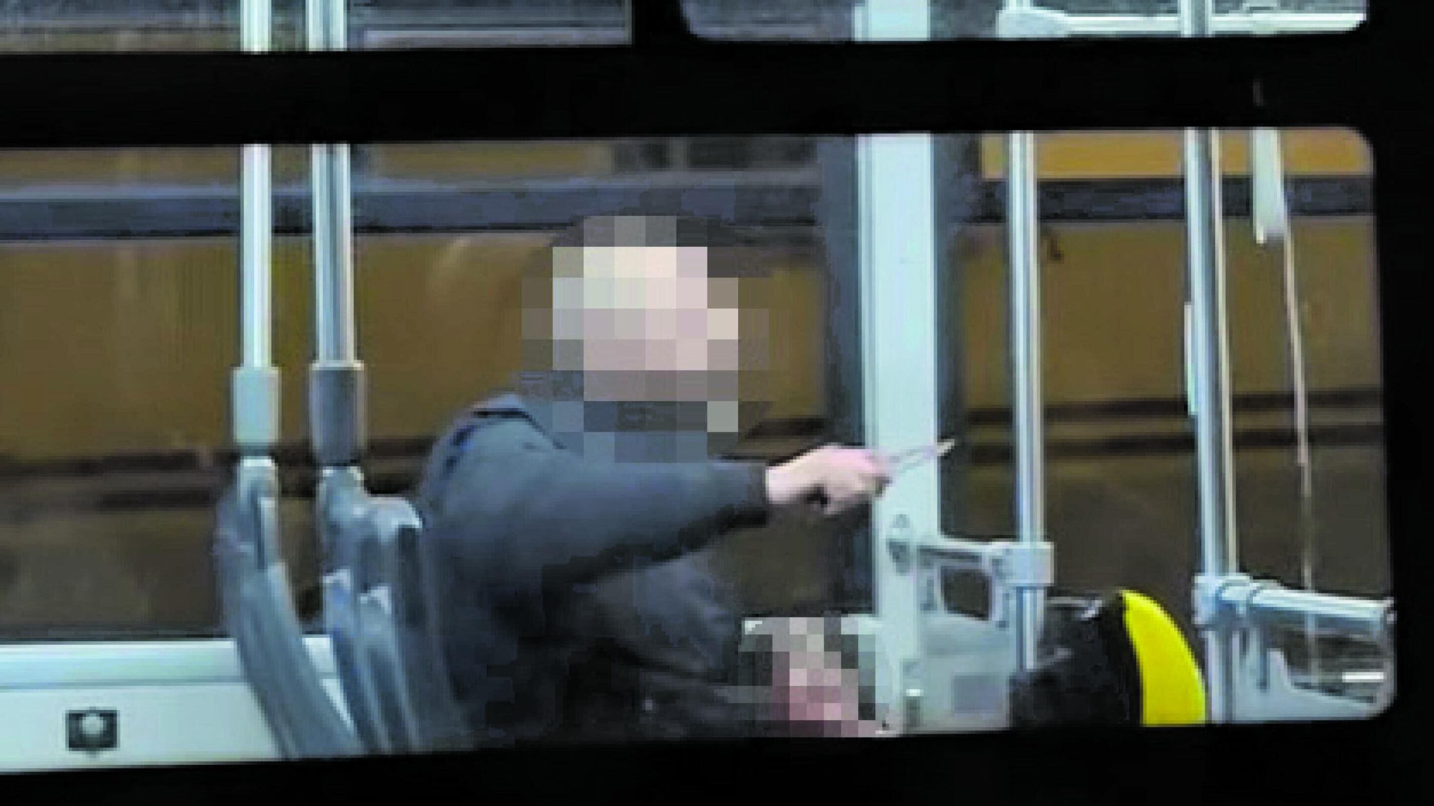 Panico sul bus al Vomero, accoltellata da sconosciuto